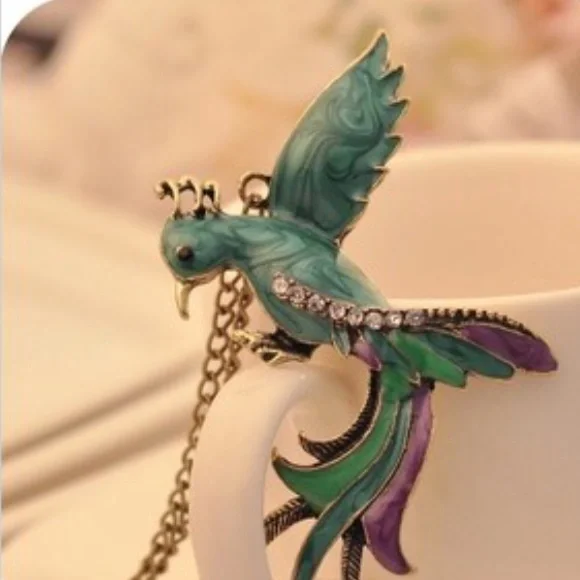 Adorable vintage looking hummingbird necklace - Picture 2 of 4